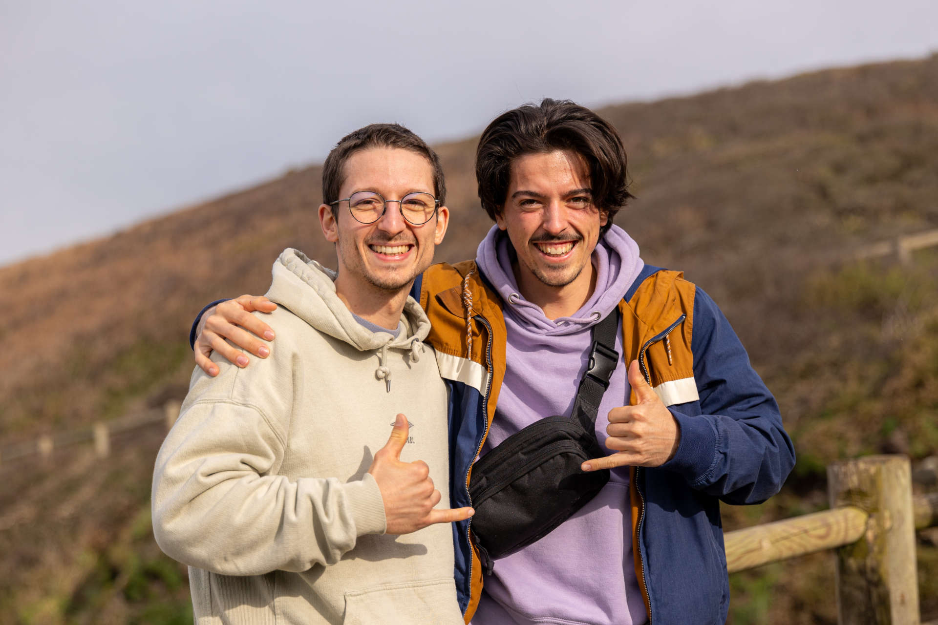 Photo des deux cofondateurs de la marque Peisma symbolisant la fraternité et la communauté.