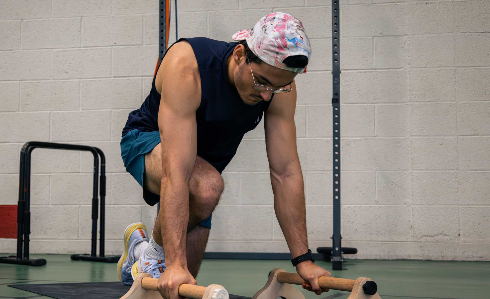 Athlète testeur de la comunauté Peisma en préparation pour réaliser un handstand, équilibre sur les main.