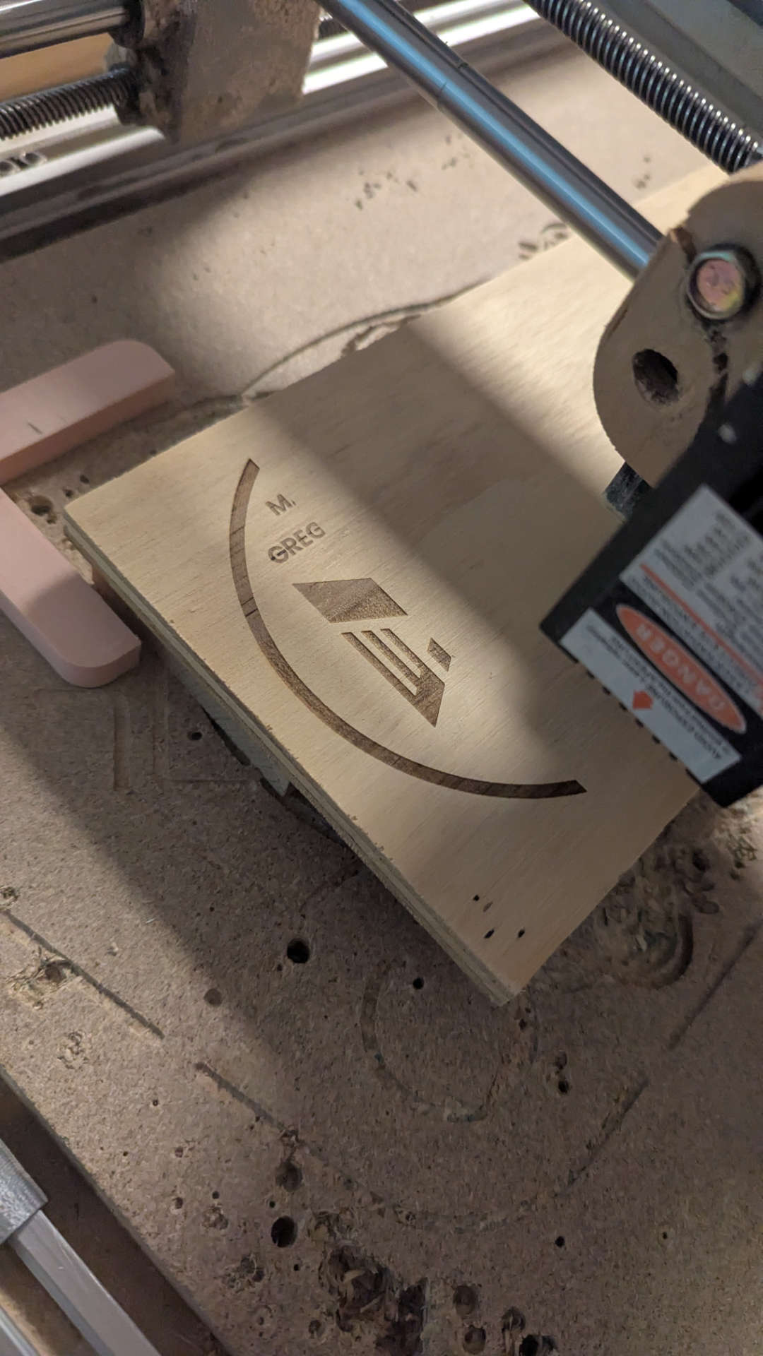 Photo d'une gravure laser sur une planche en bois du logo Peisma et des noms des cocréateurs du premier produit sportif de la marque.