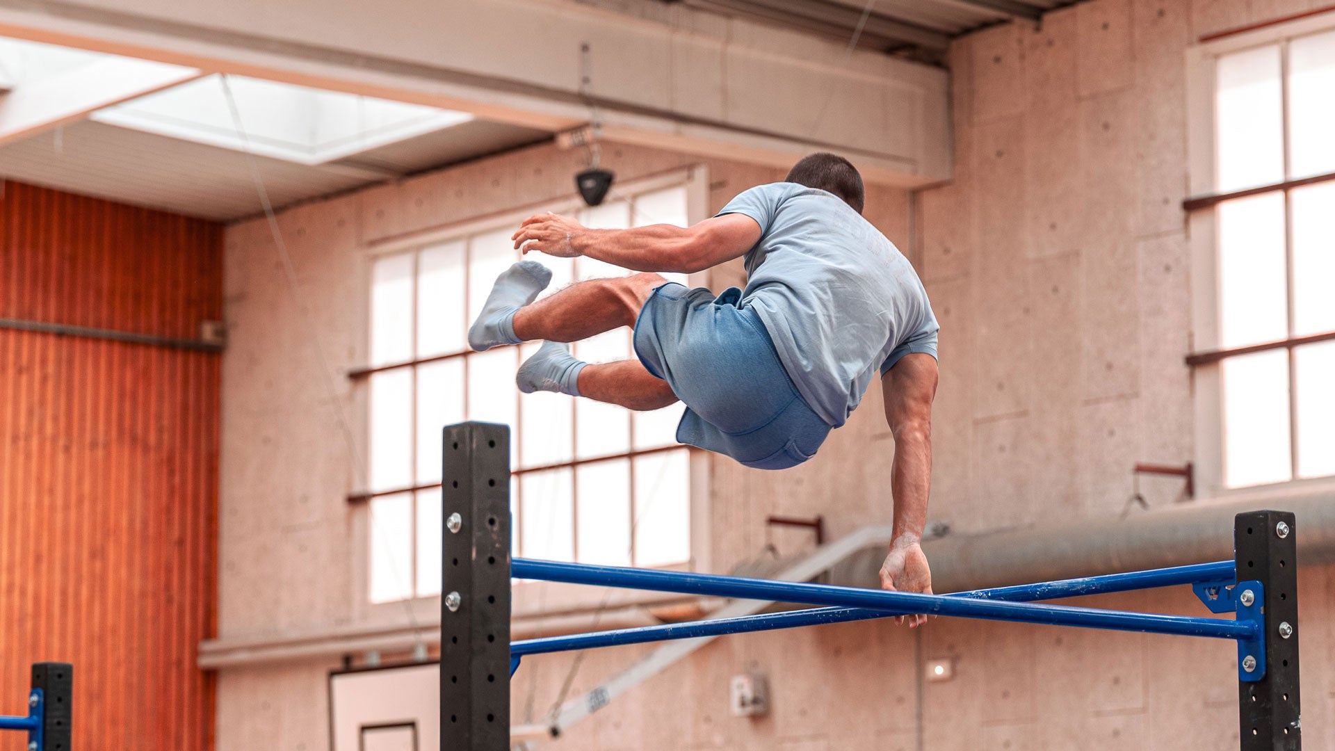 Photo d'un athlète de Street Workout freestyle faisant un Alley hoop / laché de barre lors du championnat de France 2025.