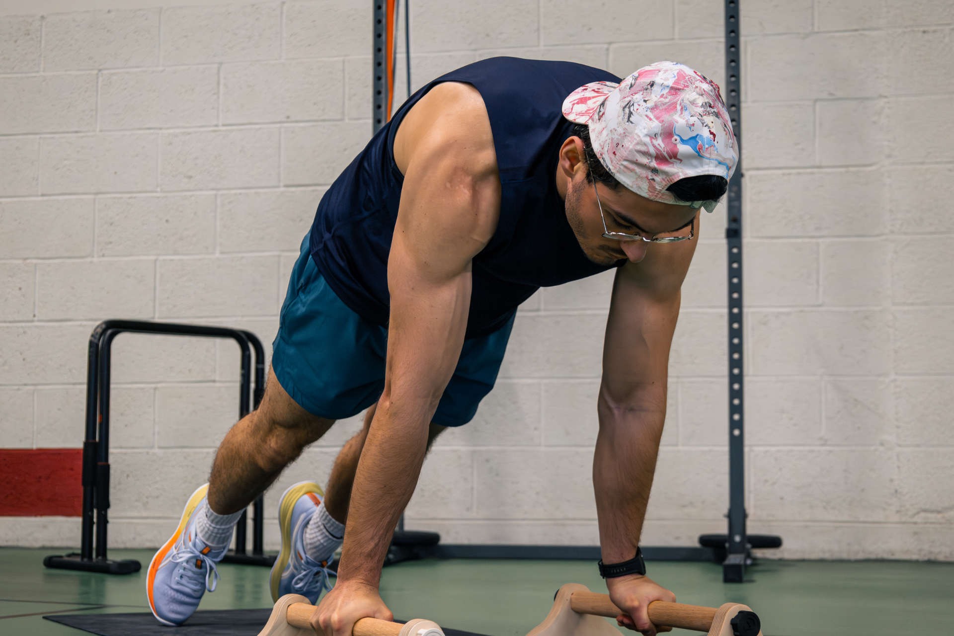 Photo d'un athlète testeur de la communauté Peisma réalisant la figure de la lean planche en gainage.