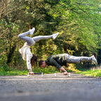 photo de deux personnes réalisant un handstand et une full planche dans la nature sur des parallettes Peisma