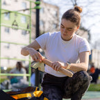 photo d'une personne vissant un socle Peisma sur un parc de street workout et callisthénie