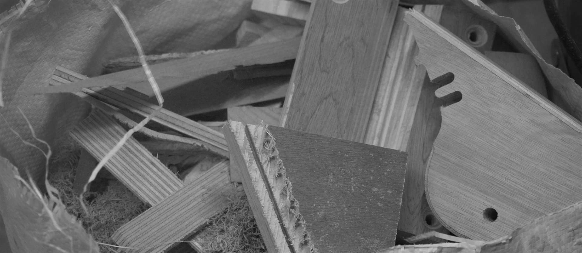 Photo d'un ensemble de chutes de bois représentant les nombreux essais et échec lors du processus de recherche et développement de Peisma.