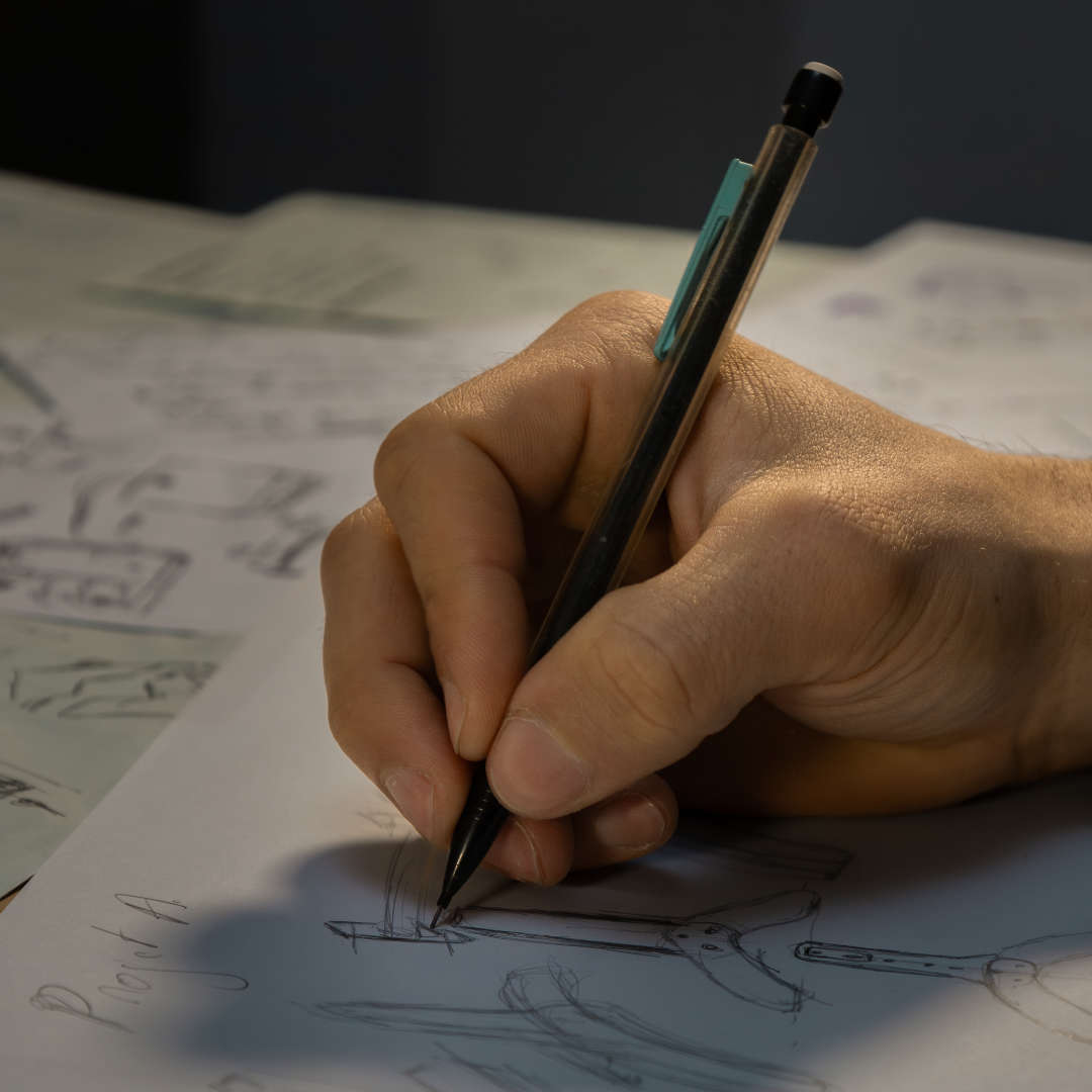 Croquis artisanal Peisma : dessin préparatoire au crayon de bois d'un design d'un article de sport, illustration du savoir-faire et de l'esthétique Peisma.