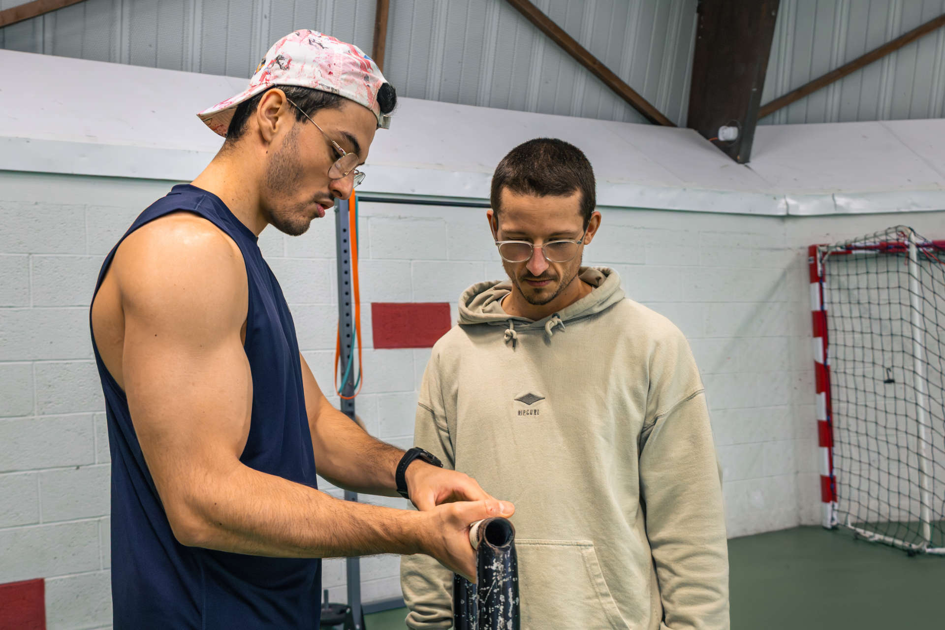 Photo d'un athlète testeur décrivant ses souhaits et ses retours à Arthur en charge des développements des produits Peisma.