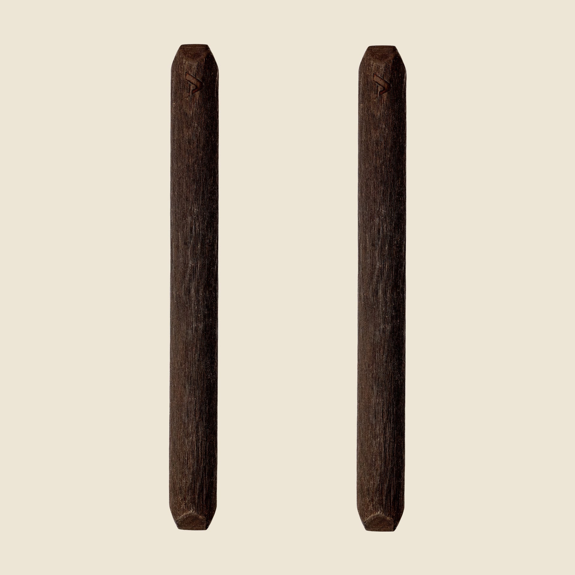 barres noires des paralletes Peisma sur fond beige