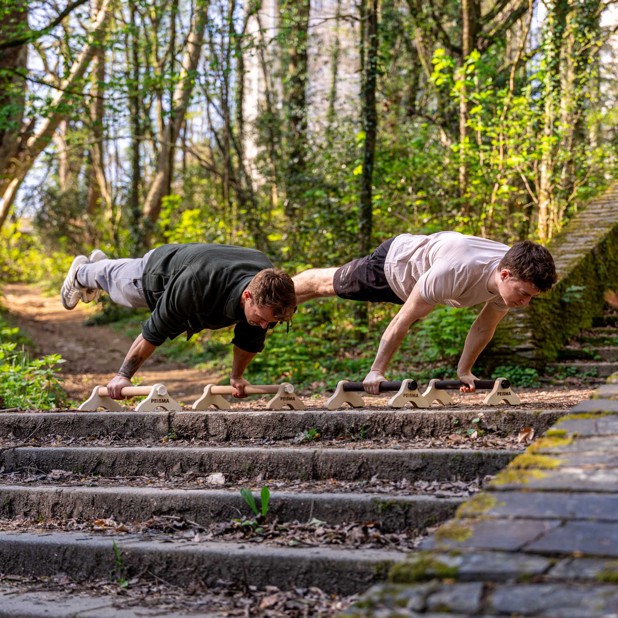 deux personnes en figure full planche sur parallettes peisma nature 