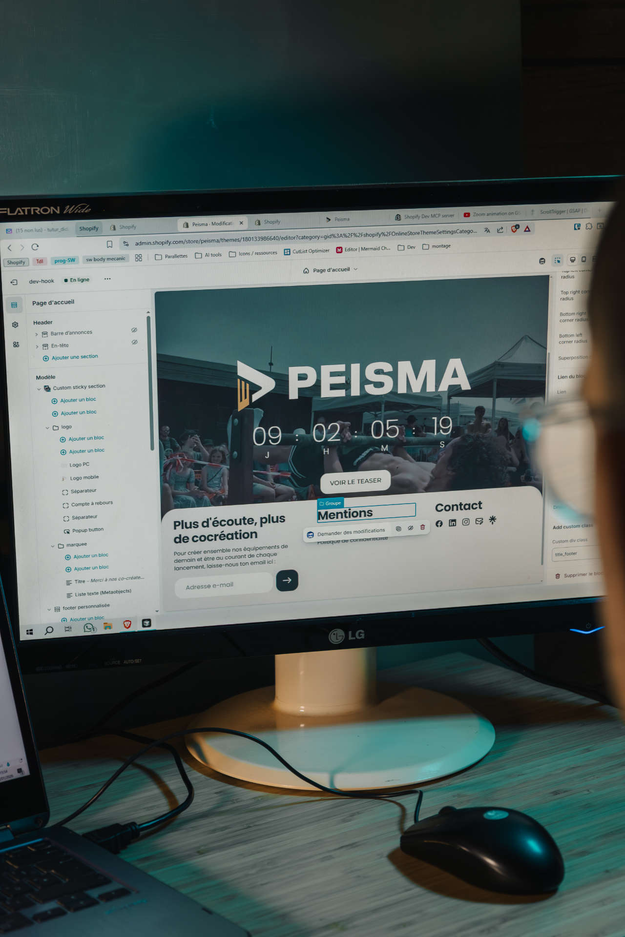 Photo montrant la création du site web de peisma par l'un des cofondateur.