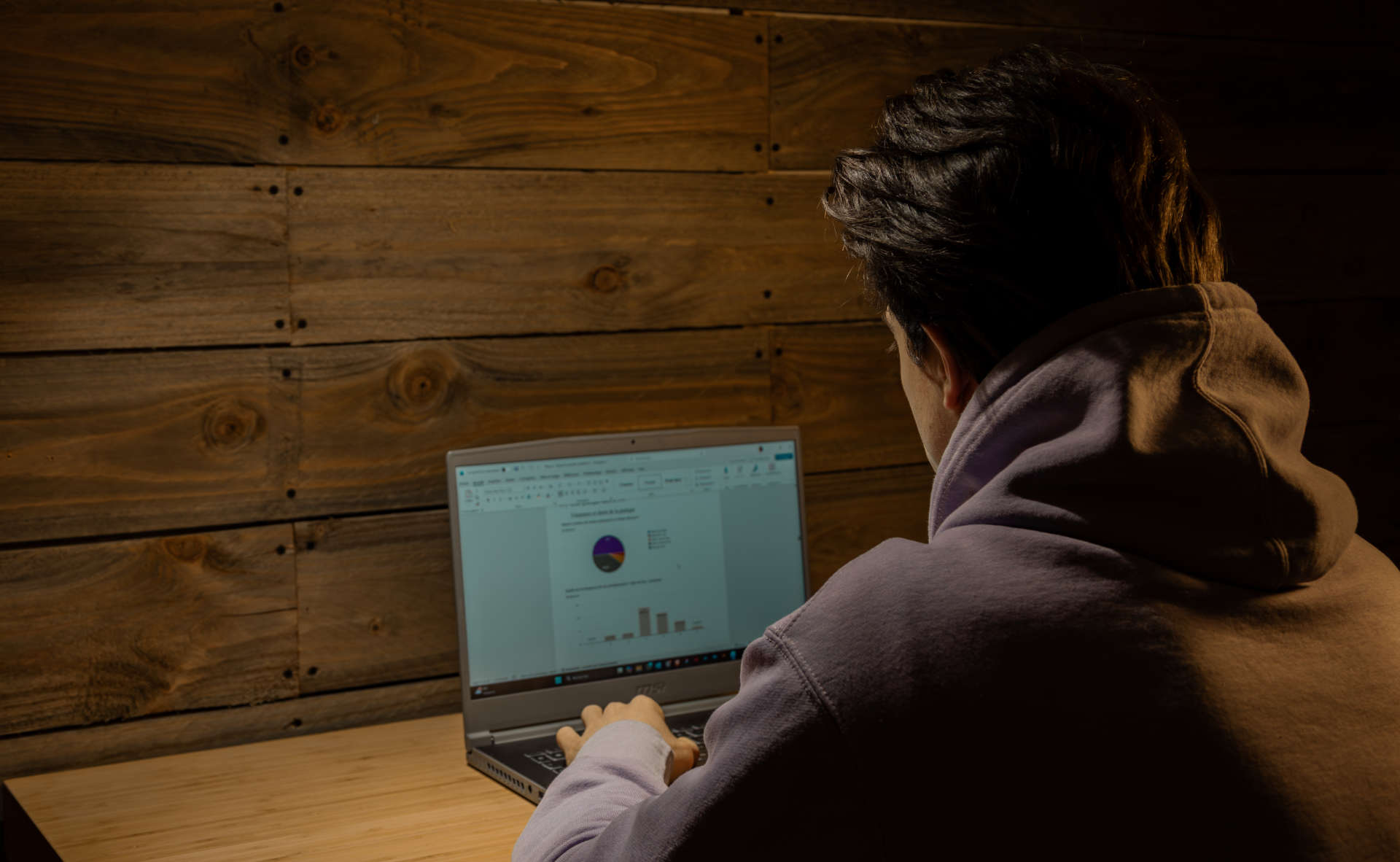 Photo d'un cofondateur de Peisma en train d'analyser les retours des cocréateurs après plusieurs dizaines heures d'échanges avec la communauté.