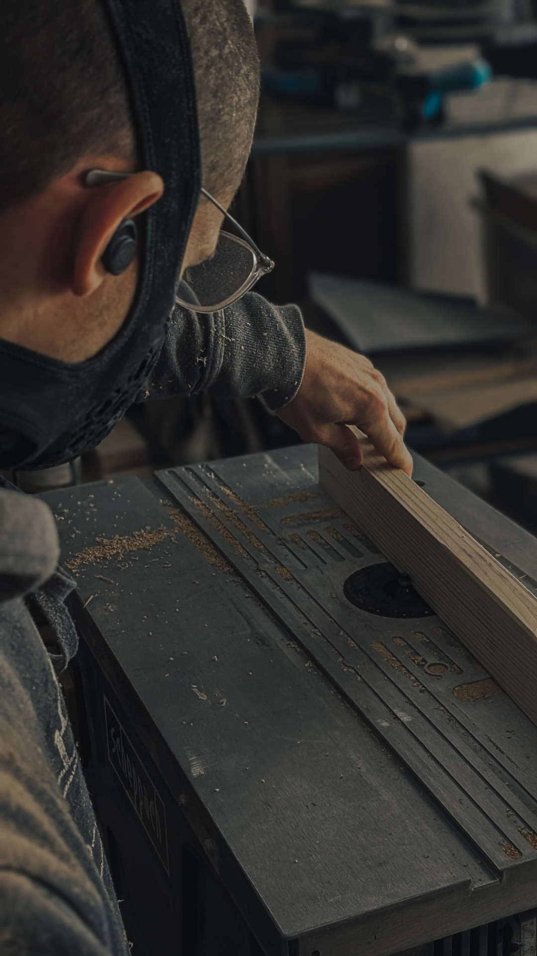 Photo d'un artisan de Peisma en train d'affleurer une planche en bois.