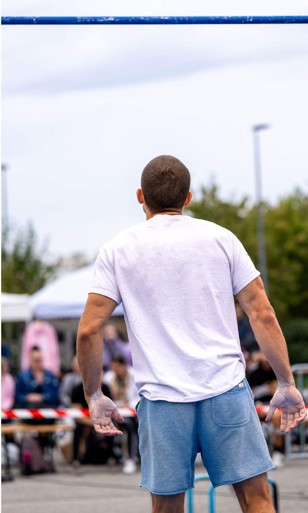 Photo d'un athlète près à se lancer lors d'un passage de qualification lors d'une compétition. Représentant la concentration, la visualisation et la performance.