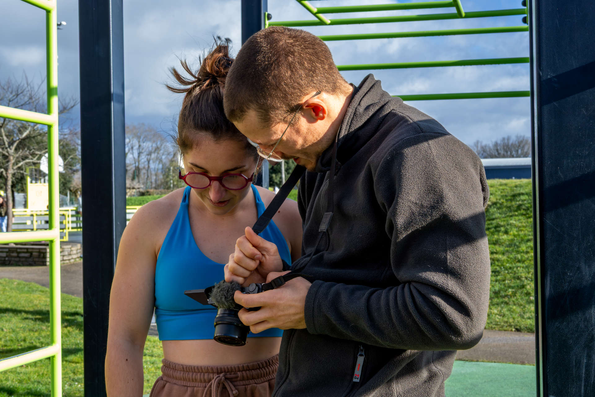 Photo d'un shooting Peisma avec une athlète testeur dans un parc de street workout et callisthénie en extérieur près de Nantes.