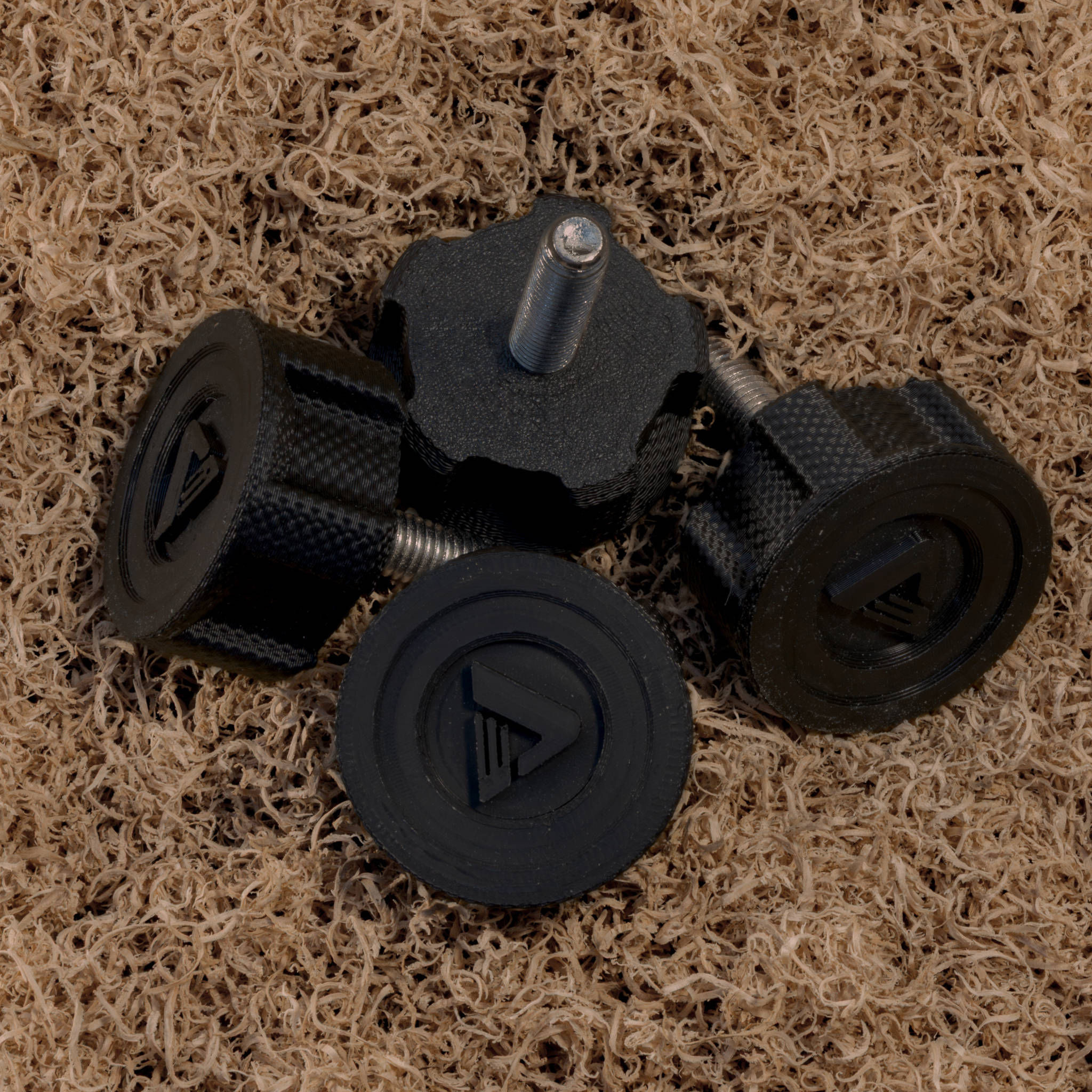 lot de 4 vis noires Peisma sur fond en copeaux de bois